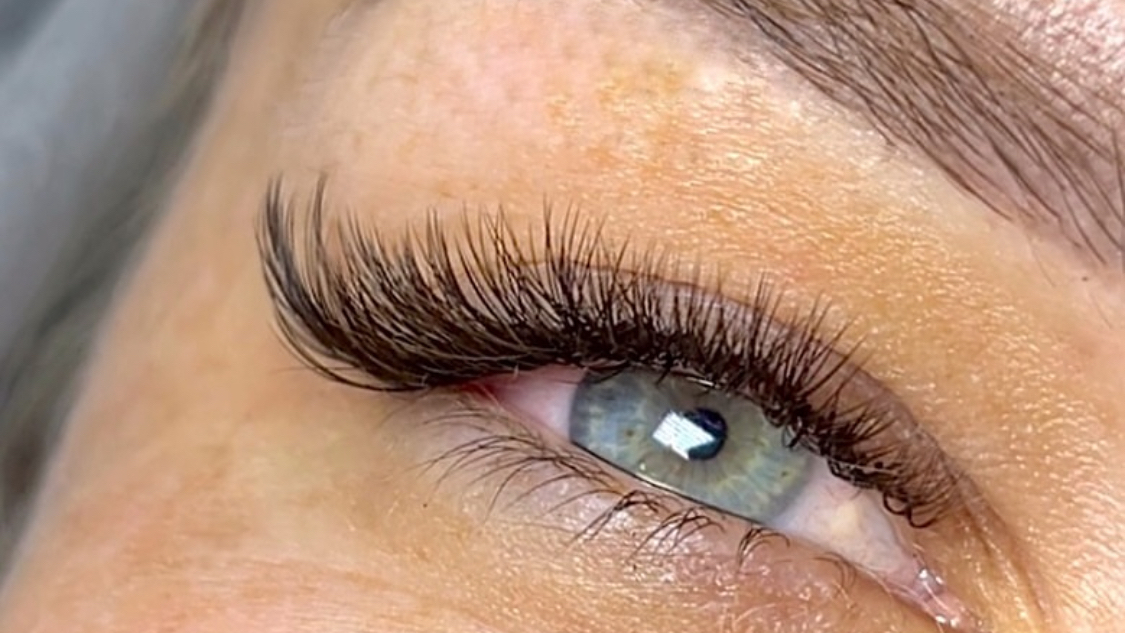 Close-up van een oog met wimperextensions, gezet door Anvodka.beautystudio