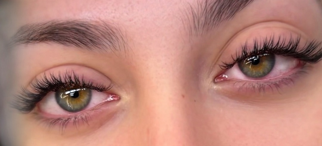 Ogen van een klant met wimperextensions, gezet door Anvodka.beautystudio