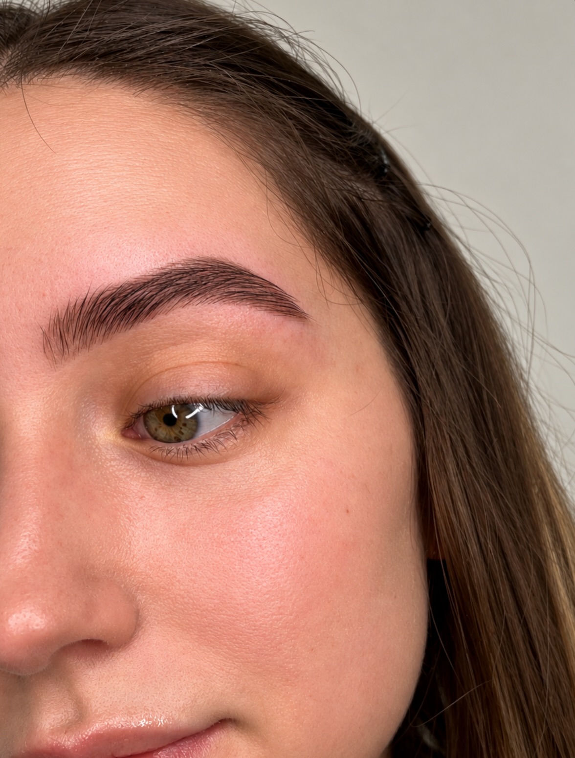 Close-up van een wenkbrauw na een behandeling bij Anvodka.beautystudio